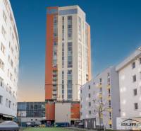 Magas épületek és lakóházak a Kopčianska utcában, Pozsony-Petržalka.