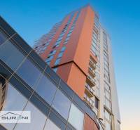 Magasabb lakókomplexum üvegezett homlokzattal a pozsonyi Kopčianska utcában – Petržalka.