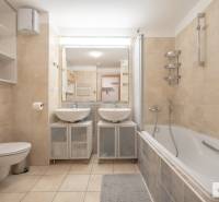 Fürdőszoba káddal, dupla mosdóval és tárolóhellyel a háromszobás lakásban.