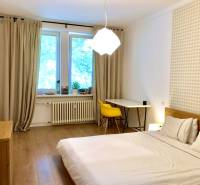 Hálószoba egy kétszobás lakásban fa dekorációs padlóval és íróasztallal.