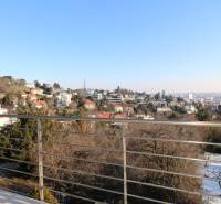 Kilátás az erkélyről korláttal a pozsonyi városképre - Óváros, Broskyňová.