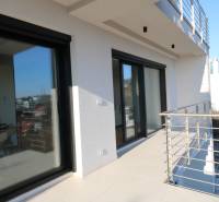 Erkély egy négy szobás lakásban a Broskyňová utcában, Pozsony - Óváros, modern korláttal.