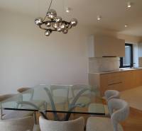 Ebédlő üvegasztallal és székekkel, 4 szobás lakás, fa dekoros padló.