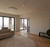 Nappali kanapéval, kandallóval és fa dekorációjú padlóval egy 4 szobás lakásban.