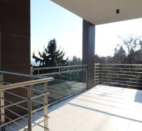 Erkély korláttal és kilátással a városra egy 4 szobás lakásból Pozsonyban.