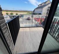 Erkély egy kétszobás lakásban a Magtár téri téren, Pozsony - Jarovcén, kilátással a környékre.