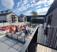 A Sýpka tér külső része Pozsonyban - Jarovcén, terasszal és téglából épült épületekkel.