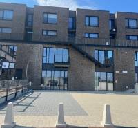 Külső nézet a pozsonyi - Jarovce lakókomplexumról a Sýpke téren.