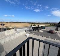 Kilátás az erkélyről a Magtár melletti téren, Pozsony - Jarovce, egy 2 szobás lakás esetében.