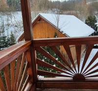 Havas kilátás egy családi ház fa erkélyéről Ochodnicán, az Ochodnica utcában.