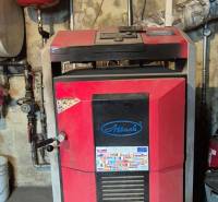 Kazán a családi ház kazánházában technikai felszereléssel.