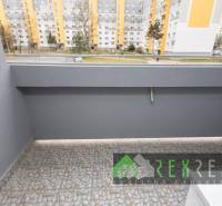 A lučenci Rúbanisko lakótelepen található 3 szobás lakás erkélye kilátással a lakótelepre.