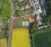 Légi felvétel a zölddel körülvett építési telkekről Trencsénteplicen.