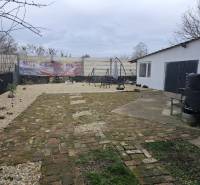 Családi ház udvara Hernádkakon térkővel és kerti ülőgarnitúrával a telken.