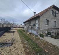 Családi ház Hernádkakon kerttel, kavicsos felhajtóval és fa elemekkel.