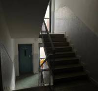 A lépcsőház a Nejedlého utcai lakóházban, Pozsony-Dúbravkán.