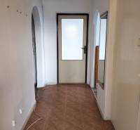 Boltíves folyosó és fa dekorációjú padló a kétszobás lakásban.