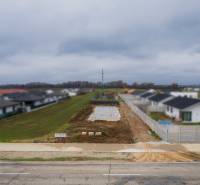 A Sokolovce-i családi ház alapjai a szomszédos épületek és az út között.