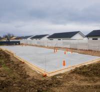 Alapok egy családi házhoz Sokolovce-ban, készen állnak a további építkezésre.