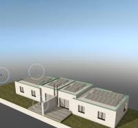 Családi ház látványterve Sokolovcében fehér homlokzattal és napelemekkel a tetőn.