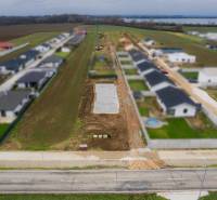 Építési telek Sokolovce-ban, új családi házak sorának szomszédságában.