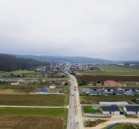 Sokolóc falu légi felvétele családi házakkal és kiterjedt mezőkkel.