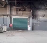 Ipari csarnok a Coburgova utcában, Nagyszombat. Raktárak és csarnokok betonpadlóval.