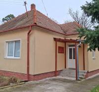 Családi ház Újvásárhelyen, a Nová Ves nad Žitavou utcában, ferde tetővel.