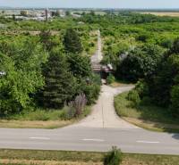 A zölddel szegélyezett út kilátást nyújt a kereskedelmi telkekre Ivanka pri Nitre-ben.