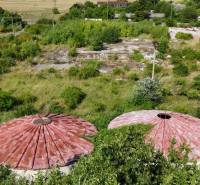 Kereskedelmi telkek Ivanka pri Nitre-ben kör alakú tetőkkel, buja zölddel körülvéve.