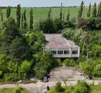 Épület növényzettel körülvéve, alkalmas kereskedelmi telkekre Ivanka pri Nitre-ben.