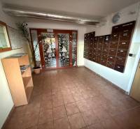 Előszoba postaládákkal és polcokkal egy 3 szobás lakásban, csempézett padlóval.