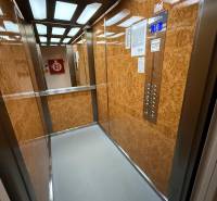 Fa dekorációval és modern világítással ellátott lift található a 3 szobás lakásban.