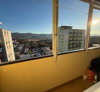 Kilátás egy háromszobás lakás erkélyéről az A. Dubček utcán, Zsarnóban.