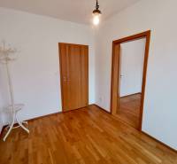 Egy otthonos előszoba fa dekor padlóval egy 4 szobás lakásban és fogassal.