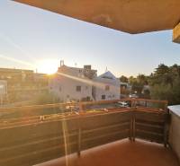 Erkély naplementére néző kilátással Pozsonyban - Pozsonypüspökin a Priekopnícka utcában.