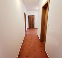 Folyosó világos falakkal és csempével egy 4 szobás lakásban.