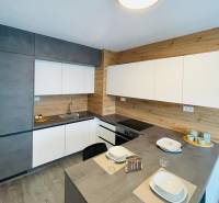 Konyhapult fa hatású padlóval a kétszobás lakásban.