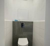 Kompakt WC burkolattal a kétszobás lakásban.