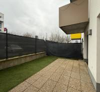 Erkély egy 2 szobás lakásnál a Hornostavska utcában, Nyitrán, kilátással a szomszédos épületekre.