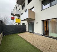 Kétszobás lakás külső része a Hornostavská utcában, Nyitrán, terasszal és gyepfelülettel.