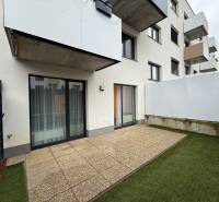 Társasház a Hornostavská utcában, Nyitrán, előkerttel a 2 szobás lakásnál.