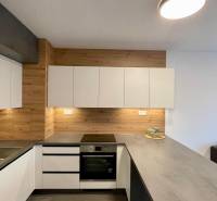 Konyha egy kétszobás lakásban fa dekorációval és kanapéval.