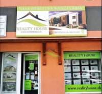 Ingatlanközvetítő iroda külső megjelenése Nagymihályban hitelesítési tanúsítvánnyal.