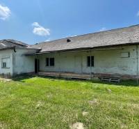 Családi ház füvesített telekkel Zemplínska Širokában. Lakóingatlanok.