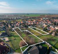 Lakóterületek Vlčkovce-ban, tágas parcellák vidéki tájra néző kilátással.