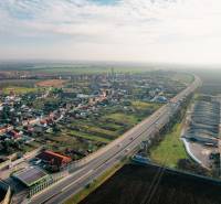 Kilátás Vlčkovce községre, láthatók az utak és a lakóterületek elrendezése.