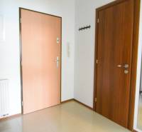 Előszoba esetleg csempézett padlóval és ajtókkal egy kétszobás lakásban.