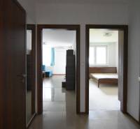 A csempe dekorációjú padlójú folyosó a nappaliba és a kétszobás lakás hálószobájába vezet.