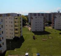 A Potravinárska utcai lakótelepek külseje Nyitrán, játszótérrel.